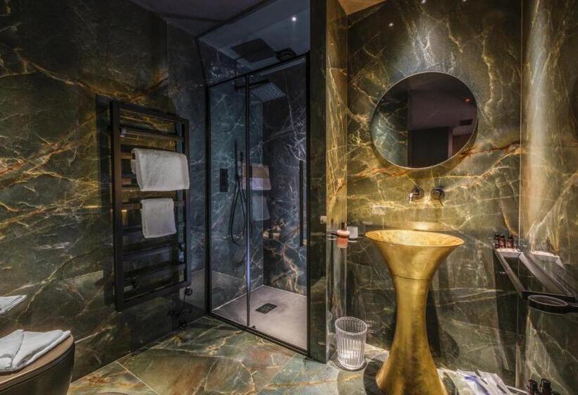 سوییت جونیور لوکس, Touring