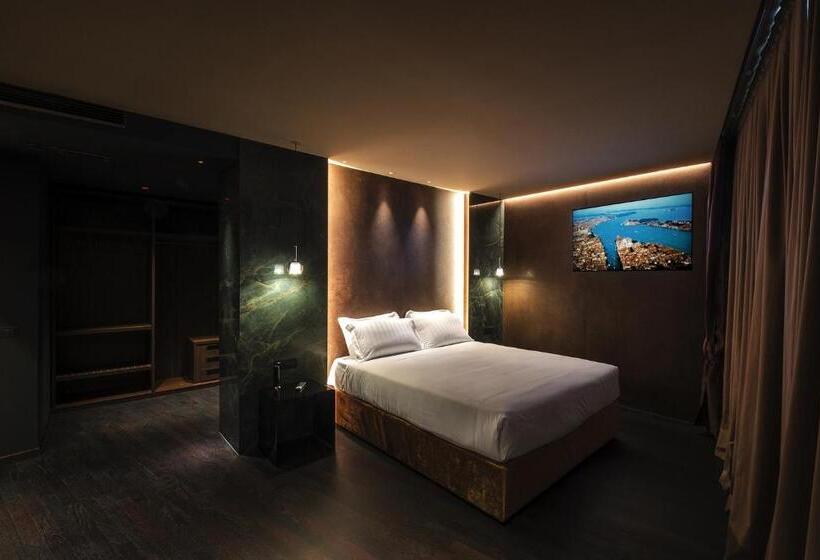 سوییت جونیور لوکس, Touring