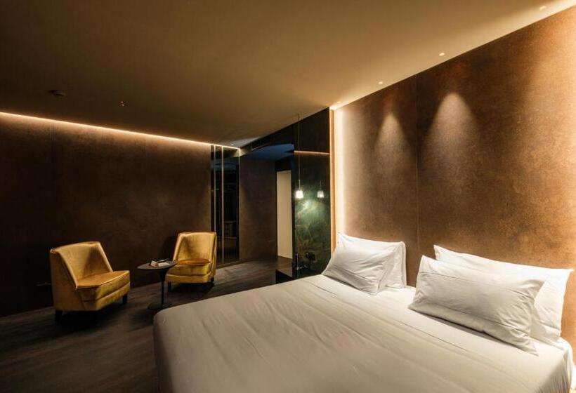 سوییت جونیور لوکس, Touring