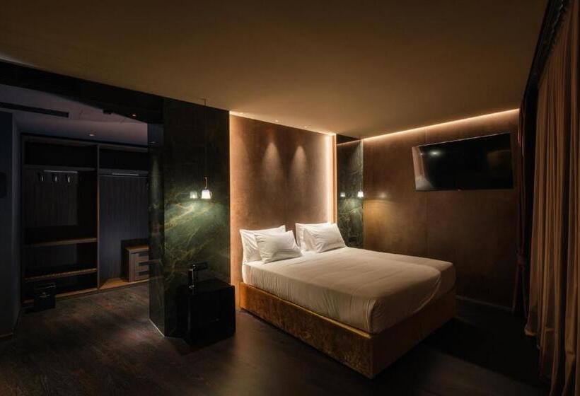 Junior Suite Deluxe, Touring