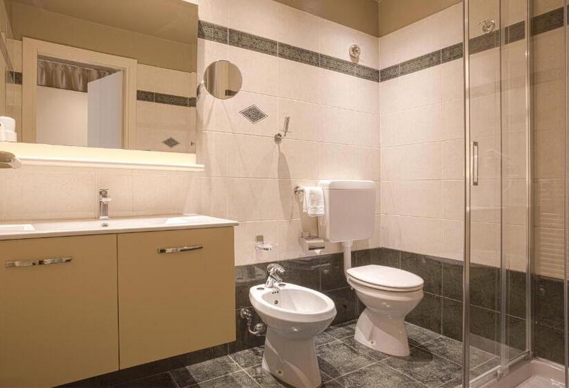 اتاق لوکس, Touring