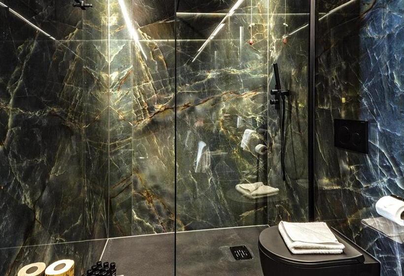 اتاق لوکس, Touring