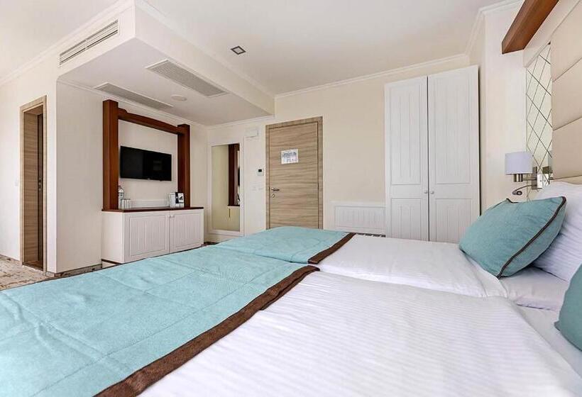 オーシャンビュージュニアスイート, Festa Via Pontica