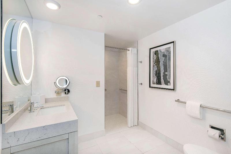 キングサイズベッドのスイートルーム, Embassy Suites By Hilton Raleigh Durham Airport Brier Creek