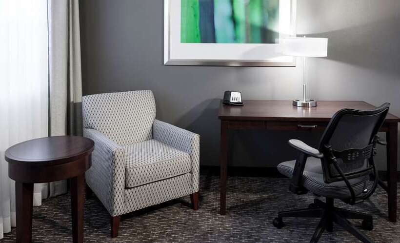 キングサイズベッドのスイートルーム, Embassy Suites By Hilton Raleigh Durham Airport Brier Creek