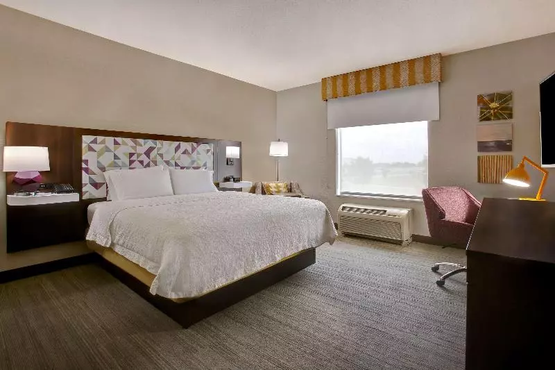 キングサイズベッドのスタンダードルーム, Hampton Inn & Suites Dallas Desoto