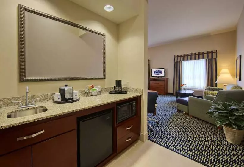 スタンダードスタジオ, Hampton Inn & Suites Ridgecrest