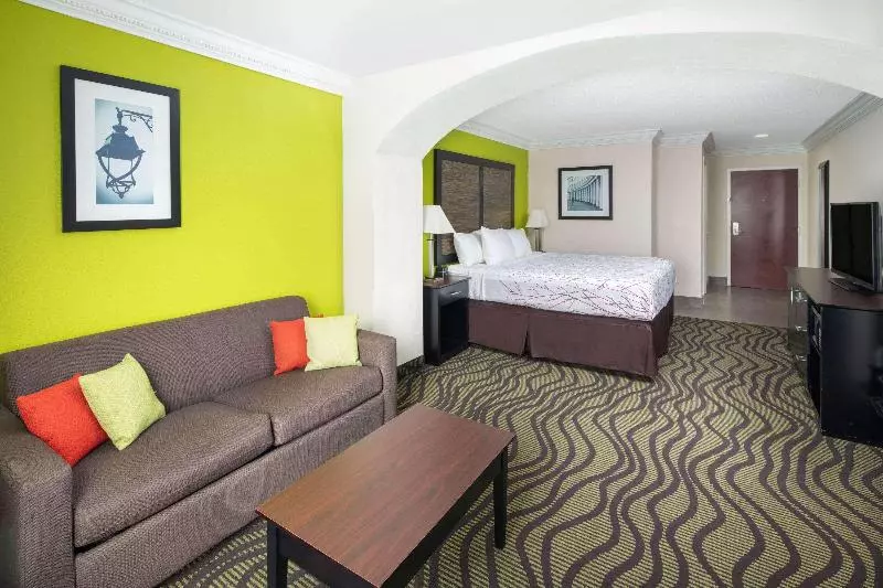 キングサイズベッドのスイートルーム, La Quinta Inn By Wyndham Calhoun South I75