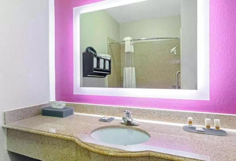 キングサイズベッドのデラックスルーム, La Quinta Inn & Suites By Wyndham Winnie