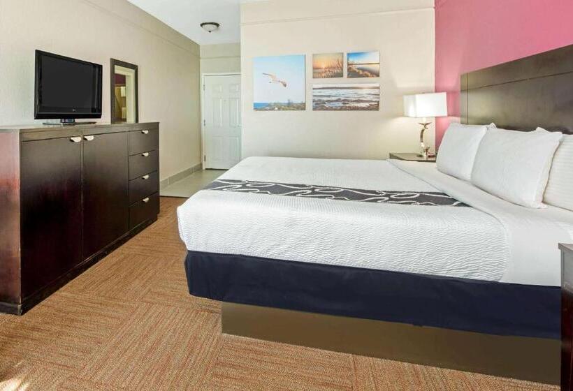 キングサイズベッドのデラックスルーム, La Quinta Inn & Suites By Wyndham Winnie