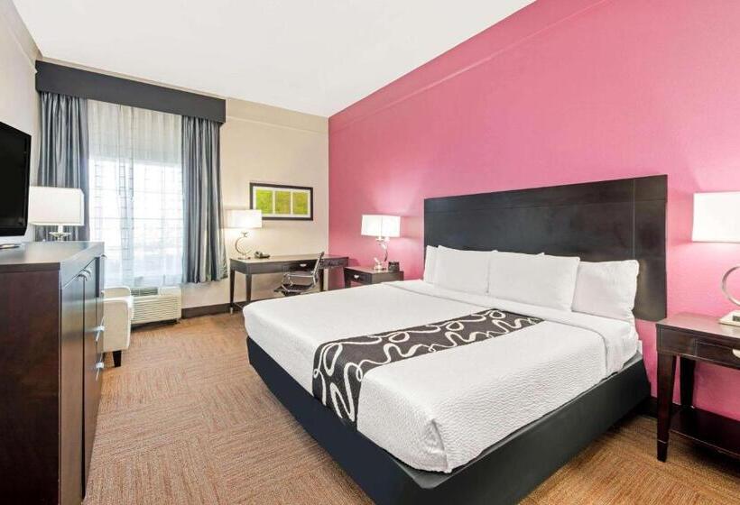 身障者適用キングサイズベッドルーム, La Quinta Inn & Suites By Wyndham Winnie