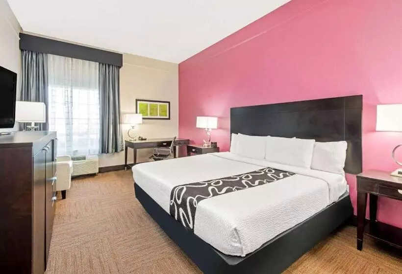 身障者適用キングサイズベッドルーム, La Quinta Inn & Suites By Wyndham Winnie