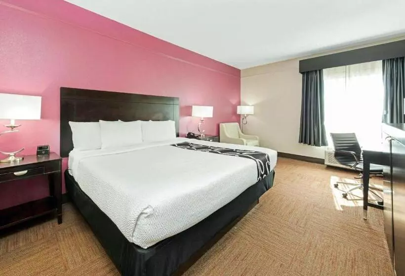 身障者適用キングサイズベッドルーム, La Quinta Inn & Suites By Wyndham Winnie