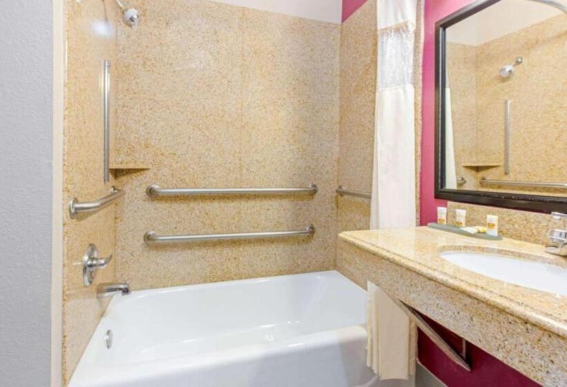 身障者適用キングサイズベッドルーム, La Quinta Inn & Suites By Wyndham Winnie