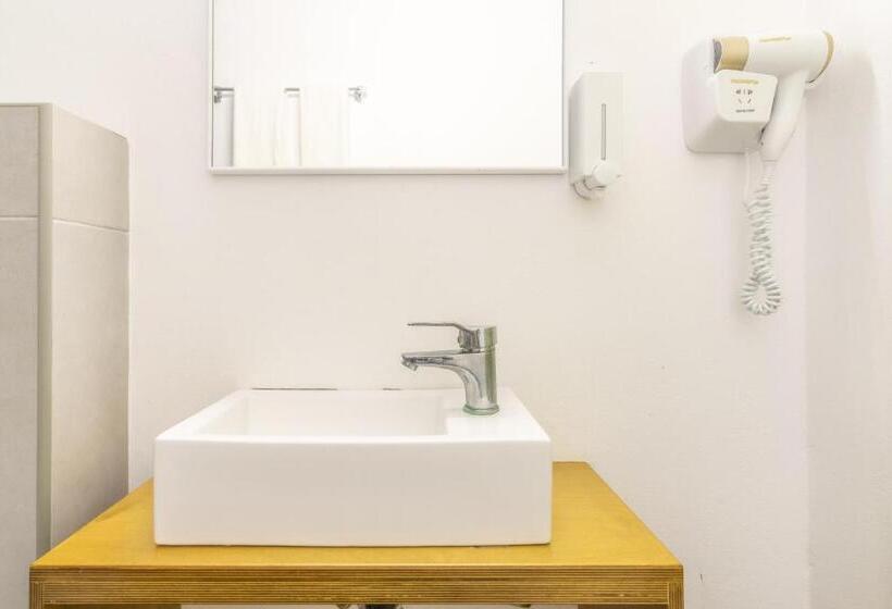 غرفة قياسية, Prince Of Lillies