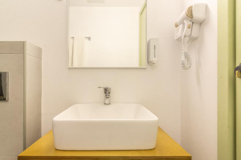 غرفة قياسية, Prince Of Lillies