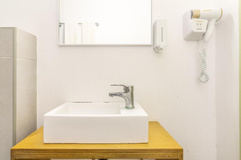 غرفة قياسية, Prince Of Lillies