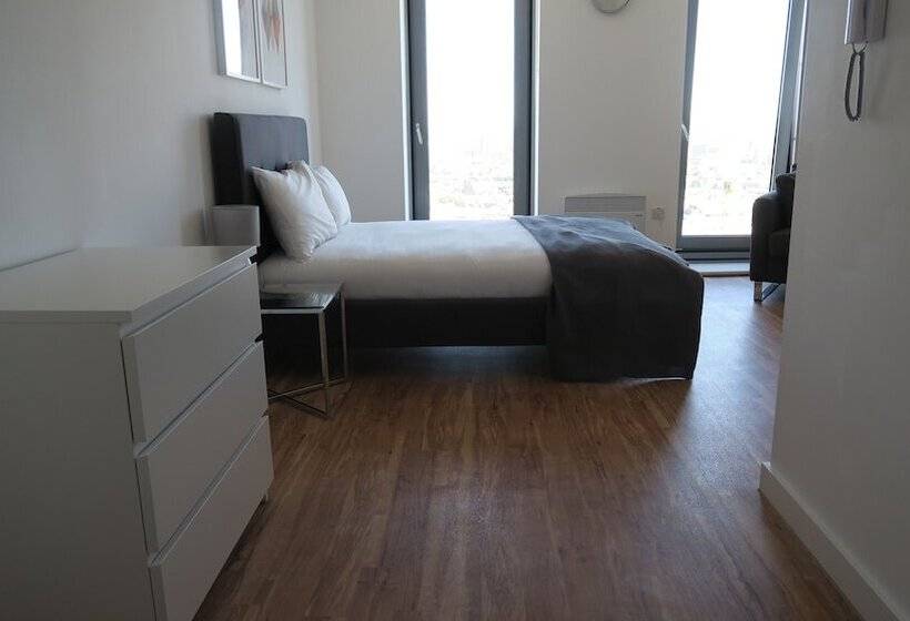 스탠다드 스튜디오, Quay Apartments