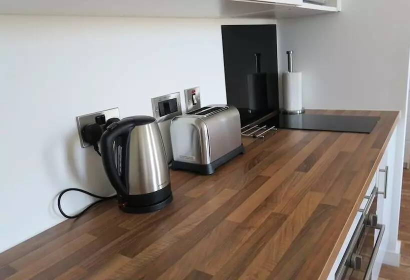スタンダードスタジオ, Quay Apartments