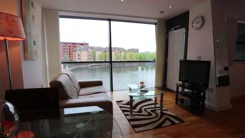 スタンダードスタジオ, Quay Apartments