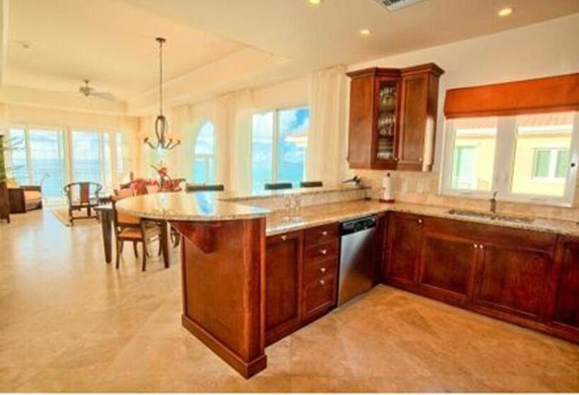 Suite met Uitzicht op Zee, The Tuscany On Grace Bay