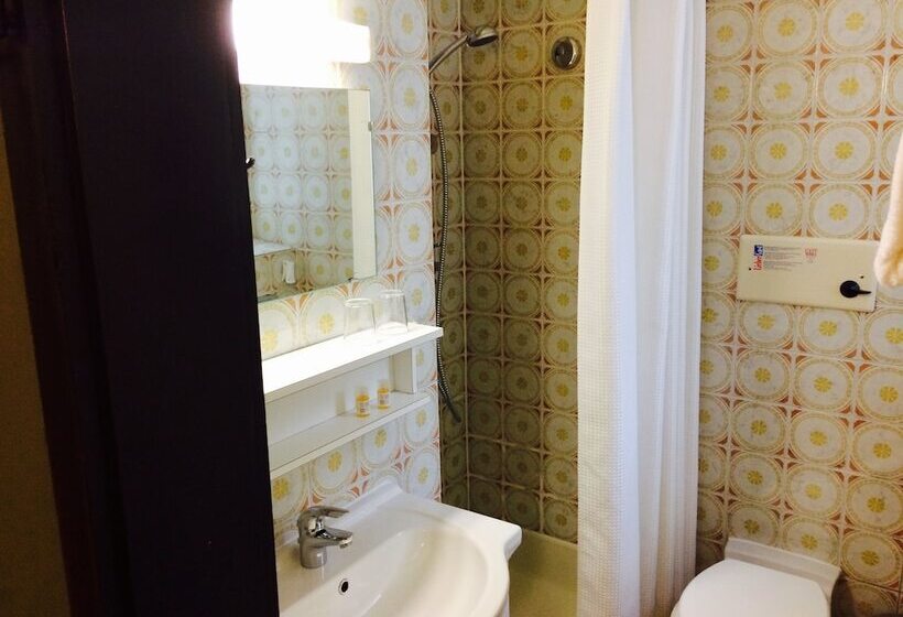 اتاق خانوادگی, Pension Hotel Mariahilf