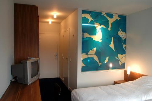 标准单人间, Corbie Lommel