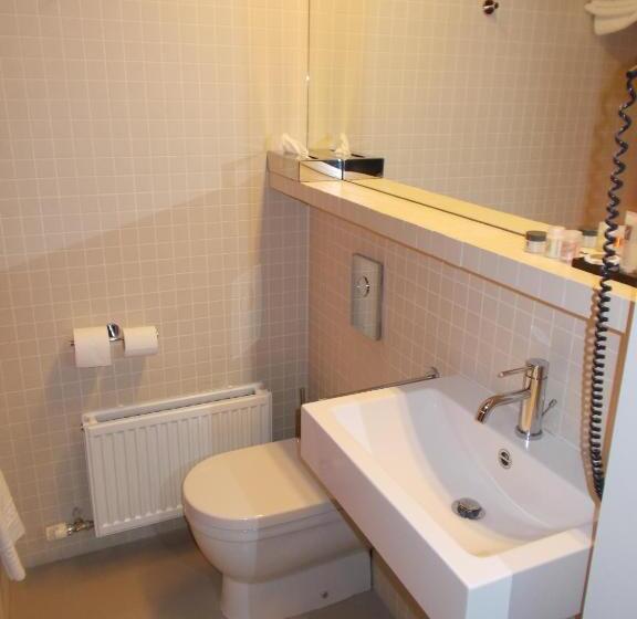 标准单人间, Corbie Lommel