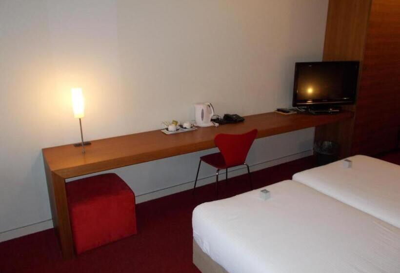 标准间, Corbie Lommel