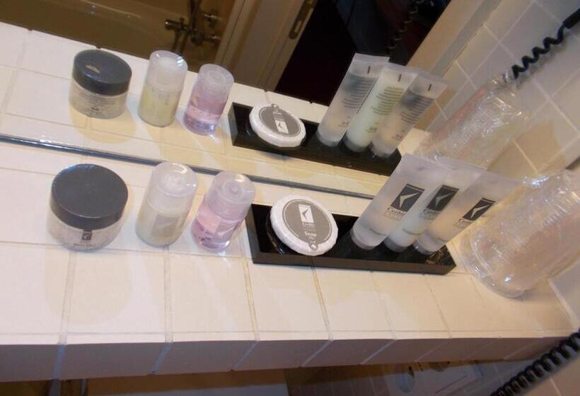 单人基本间, Corbie Lommel