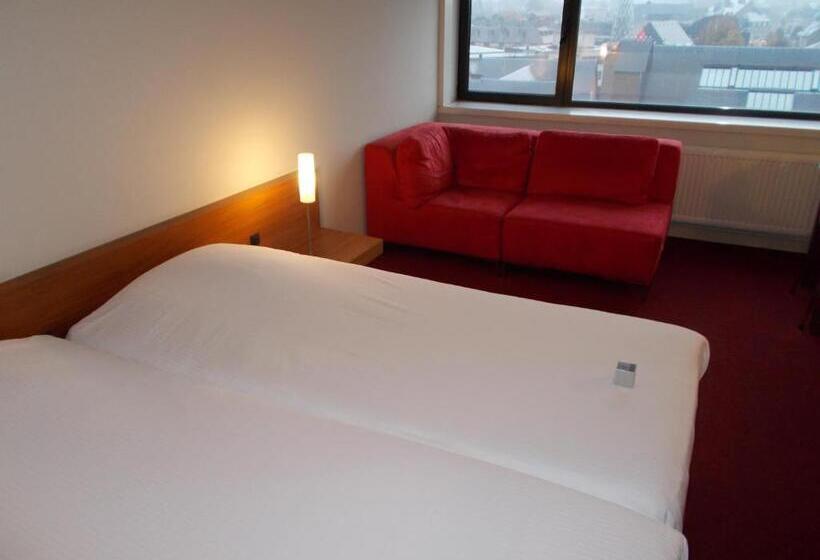 标准间, Corbie Lommel