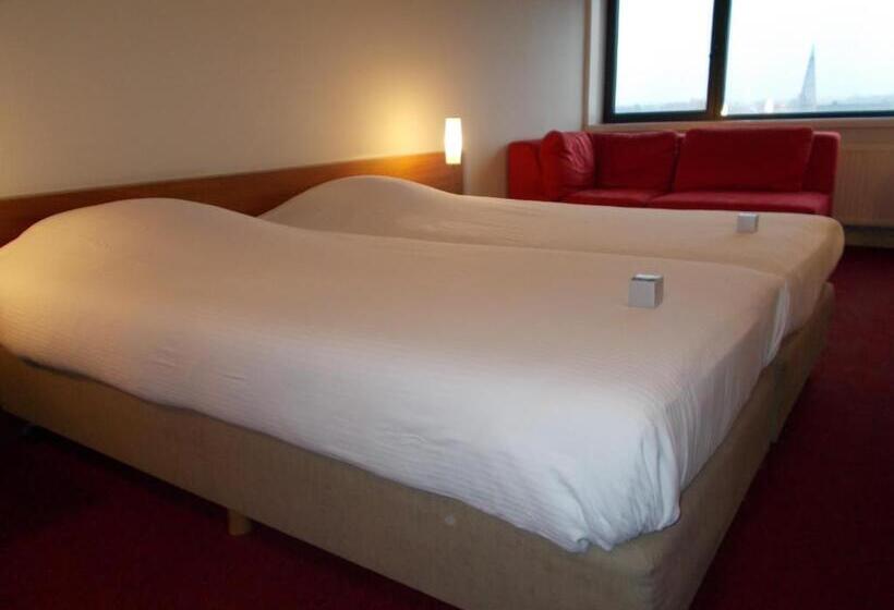 标准间, Corbie Lommel