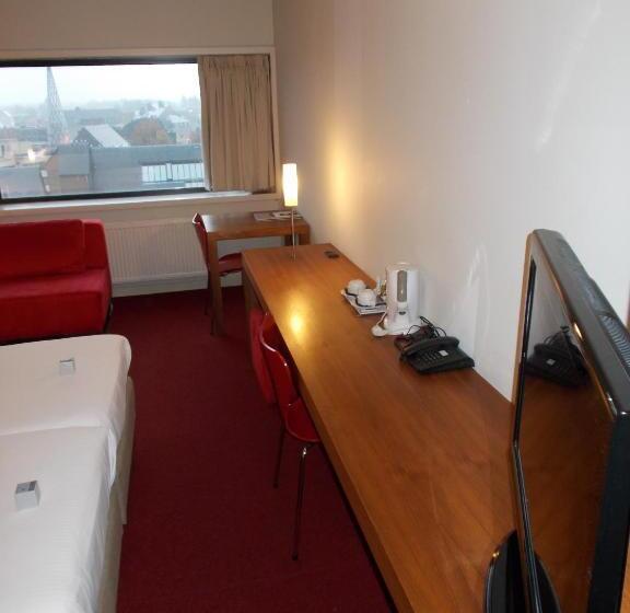 标准间, Corbie Lommel