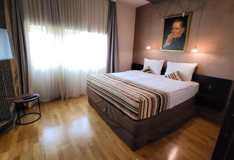 سوئیت پنت هاوس, Design Hotel Mr President