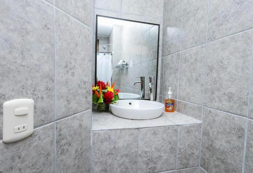 デラックストリプルルーム, Flor Blanca