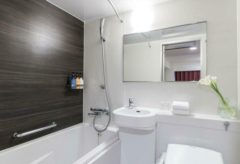 غرفة قياسية, The B Hakata