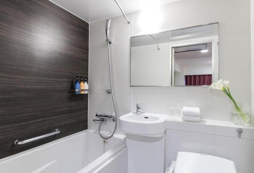 غرفة قياسية ثلاثية, The B Hakata