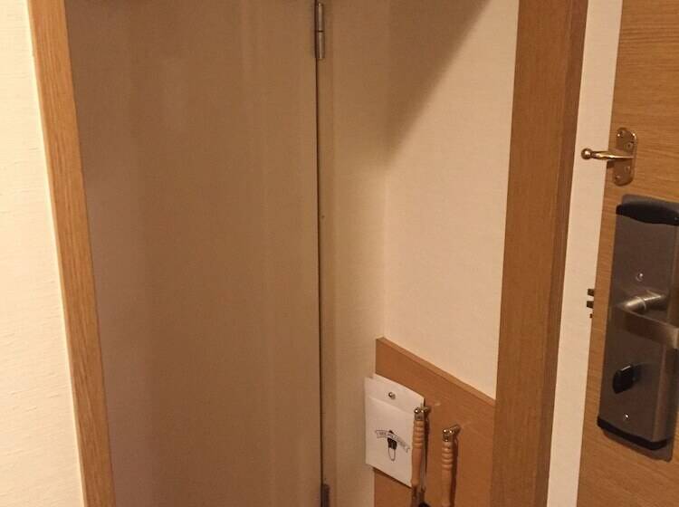 غرفة قياسية, The B Hakata