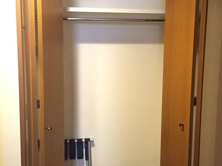 غرفة ديلوكس, The B Hakata