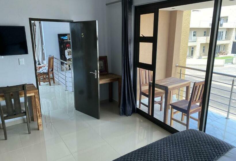 اتاق لوکس با بالکن و چشمانداز دریا, Mukulela