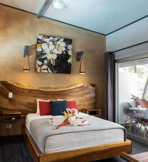 غرفة قياسية مطلّة علي حمام السباحة, Faremiti Uvita