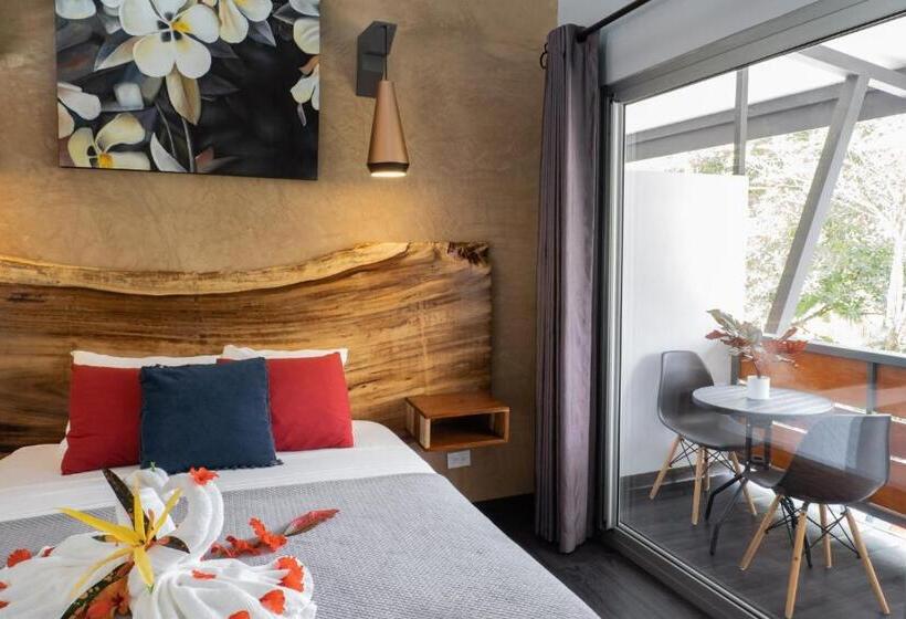 غرفة قياسية مطلّة علي حمام السباحة, Faremiti Uvita