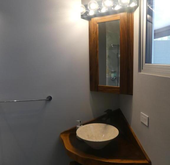 غرفة قياسية مزوَّدة بشُرفة, Faremiti Uvita