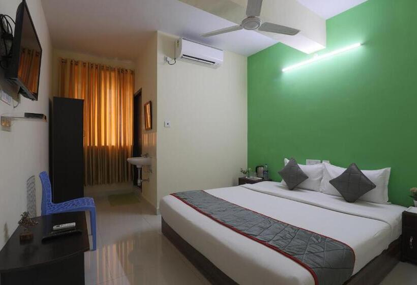 Deluxe Room, Green Tree Hotel Near Vfs Global And Ramee Mall