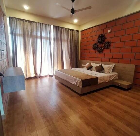 غرفة قياسية مطلّة علي حمام السباحة, Serene Crest Resort