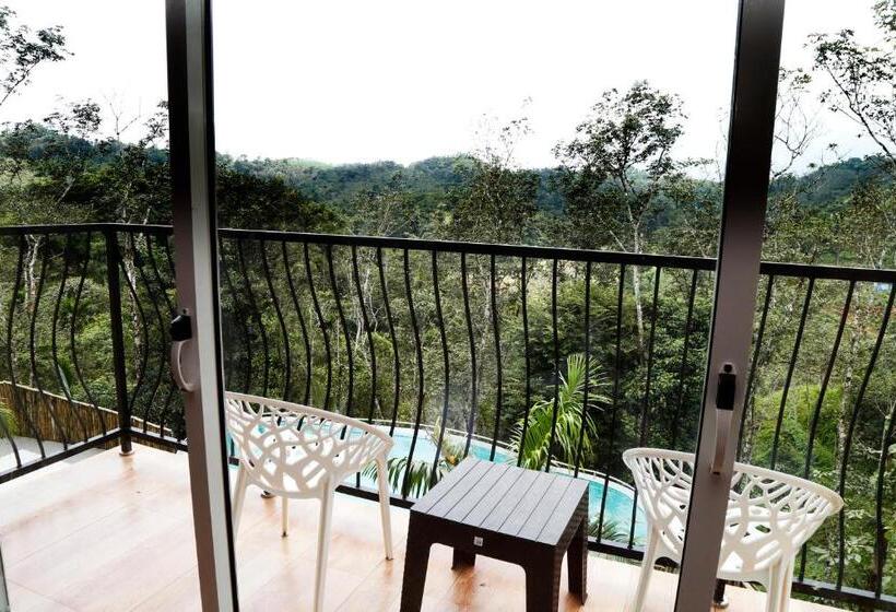 غرفة قياسية مطلّة علي حمام السباحة, Serene Crest Resort