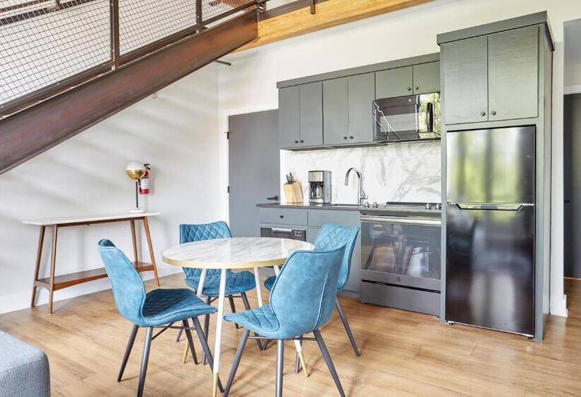 Номер Стандарт, Sonder Antiques Warehouse