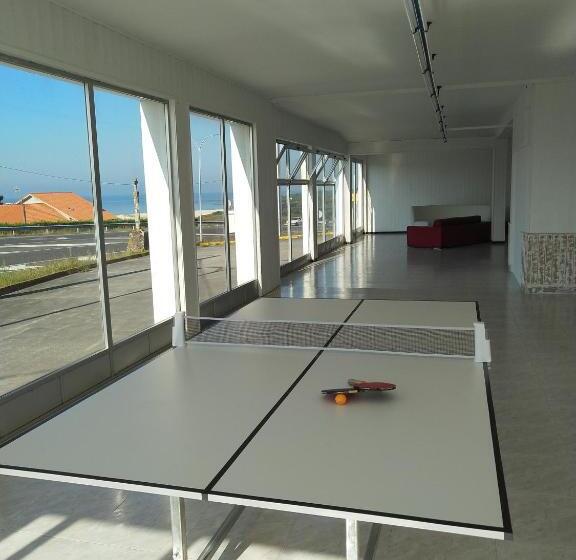 غرفة عائلية, Area Surf House