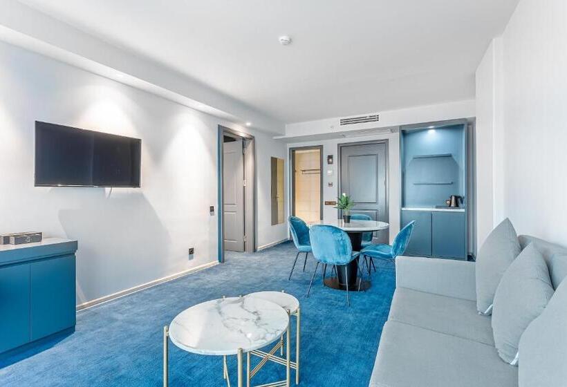 اتاق لوکس با تخت بزرگ, Ramada By Wyndham Tbilisi Old City