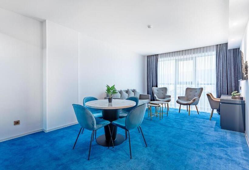 اتاق لوکس با تخت بزرگ, Ramada By Wyndham Tbilisi Old City